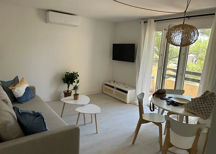 T2 Tout Confort Et Moderne, Climatise Avec Balcon Et Parking, A 10 Min Du Port Et De La Plage