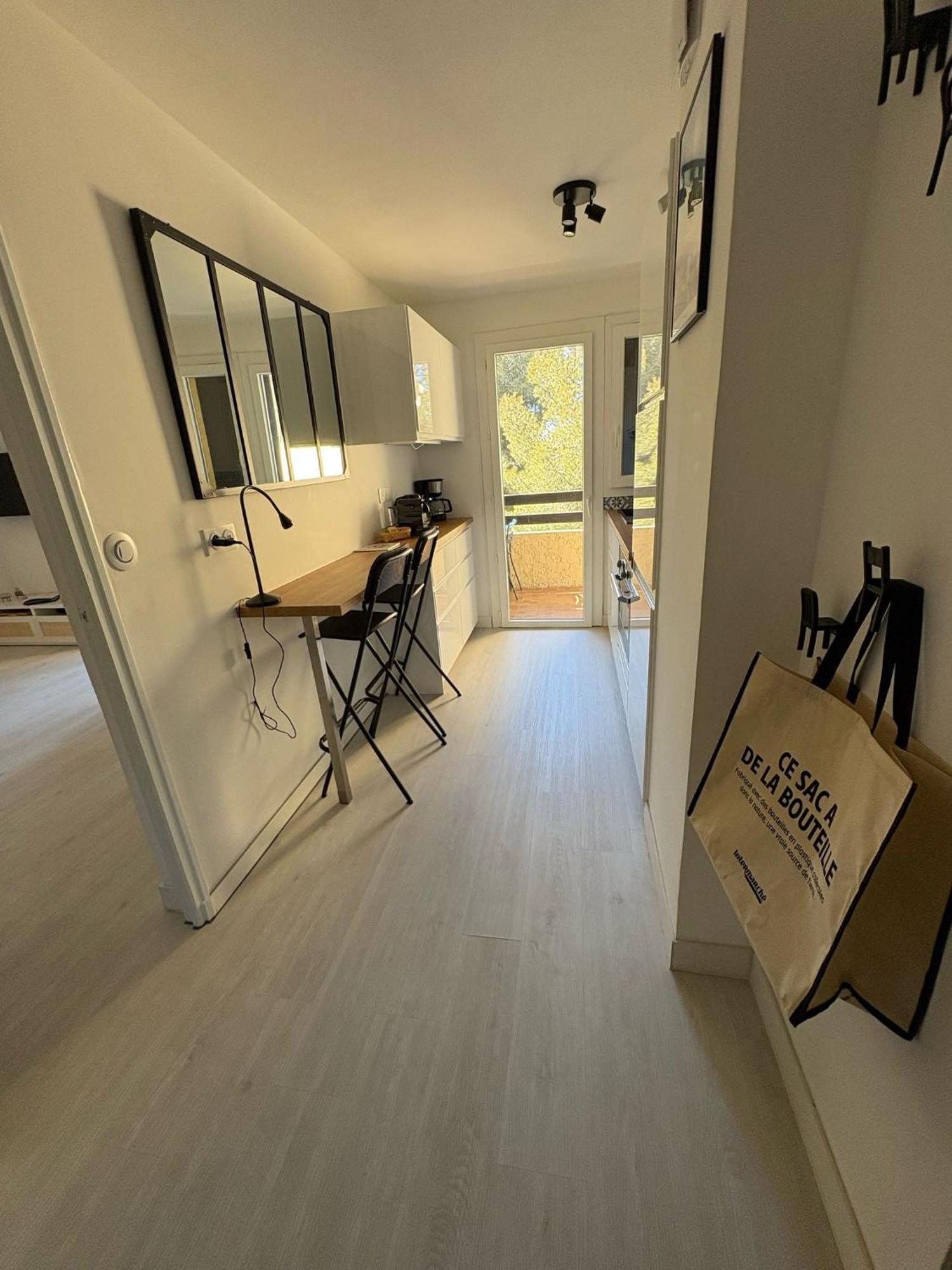 T2 Confort Et Moderne, Climatise Avec Balcon Et Parking, A 10 Min Du Port Et De La Apartment