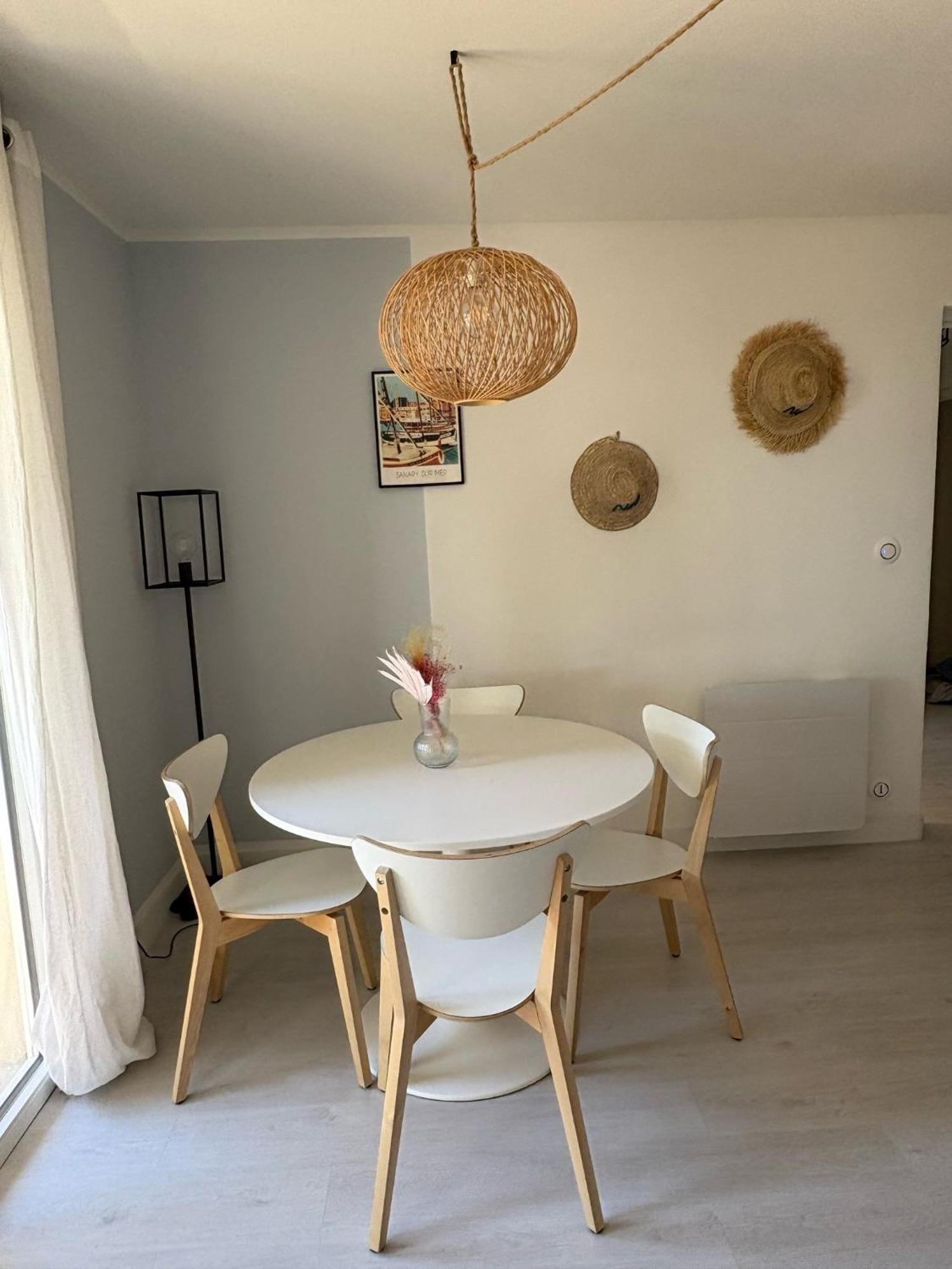 T2 Confort Et Moderne, Climatise Avec Balcon Et Parking, A 10 Min Du Port Et De La